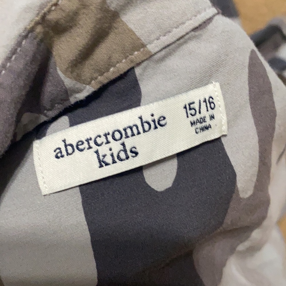 boys Abercrombie gray camo shirt size 15/16 - Picture 3 of 3